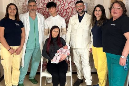 In un'epoca segnata dal "gelo demografico", la storia che arriva dall'ospedale Papardo di Messina ha il sapore dell'eccezionalità. Caterina Pispicia, 33 anni, ha dato alla luce la sua undicesima figlia, la piccola Sofia. Un evento raro che sfida le statistiche nazionali — ferme a una media di 1,18 figli per nucleo familiare — e riporta l'attenzione sulla vitalità delle grandi famiglie nel Mezzogiorno.