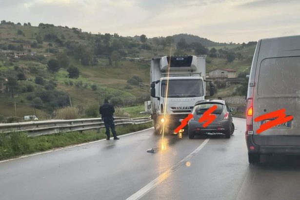 Palermo-Agrigento, impatto tra auto e Tir in contrada Coda di volpe: persona ferita Nuovo incidente stradale sulla Palermo Agrigento contrada Coda di volpe. Una persona è rimasta ferita nell'impatto frontale tra una Lancia Ypsilon e un mezzo pesante.