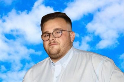 Una comunità avvolta dal silenzio e dall’incredulità. Cinisi si è svegliata con il peso di una tragedia impossibile da accettare: la scomparsa improvvisa di Domenico Anselmo, strappato alla vita a soli 29 anni. Un decesso avvenuto nel sonno, uno di quei drammi che lasciano senza fiato parenti e amici, incapaci di trovare un senso a una fine così prematura.