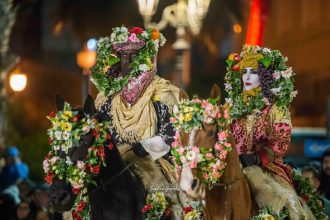 Poi c’è stato lo zampino del destino, ben raccontato con il sorriso dalla giovane coppia «Una sera ventosa, tra i vicoli di Palermo, passando sotto un balcone, dissi a Gianluca: “Amore, stai attento a non passare sotto i balconi con questo vento, perché se ti cade una pianta in testa puoi fare la testa di moro!”».