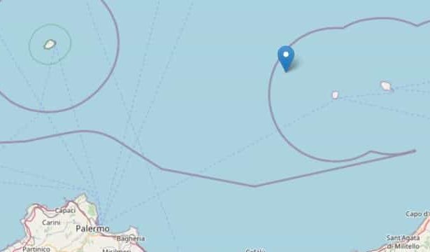 Palermo, tre scosse di terremoto in mare: la più forte di magnitudo 3.6 avvertita dalla popolazione Tre eventi sismici registrati questa mattina nel Tirreno meridionale, al largo delle coste palermitane. La sala sismica dell'Istituto Nazionale di Geofisica e Vulcanologia di Roma ha rilevato le scosse nell'arco di circa un'ora e mezza, tra le 8,28 e le 9,54.