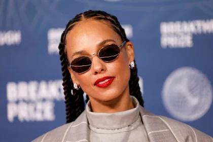 Stasera il palco dell'Ariston avrà un sapore diverso. Alicia Keys, una delle voci più riconoscibili della musica mondiale, sarà superospite della terza serata del Festival di Sanremo. E non sarà una partecipazione qualunque: per la prima volta in assoluto, la cantautrice newyorkese canterà in italiano, su quel palco che per la musica del nostro Paese rappresenta il tempio sacro.