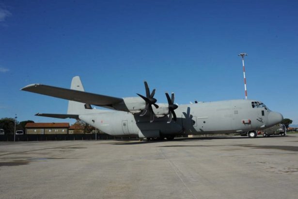 Il rientro a Trapani dei militari italiani dal Kuwait rappresenta un capitolo significativo nel racconto della base di Birgi e del suo legame con gli scenari geopolitici più instabili del pianeta. Alle 11:00 di questa mattina, un aereo C130 ha toccato la pista del 37° Stormo trasportando 239 uomini e donne dell'Aeronautica Militare, reduci da un periodo di addestramento durato alcune settimane presso la base kuwaitiana di Ali al Salem, avviato alla fine di gennaio.