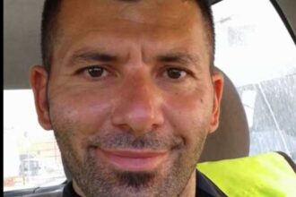 Un tragico schianto lungo la carreggiata della A29 Palermo-Mazara del Vallo che collega Santa Ninfa a Castelvetrano è costato la vita, nella mattinata di oggi, a un operatore della polizia locale di 49 anni. La vittima è Mario Fasulo, che fino a pochi mesi addietro prestava servizio presso il comando dei caschi bianchi di Sciacca.