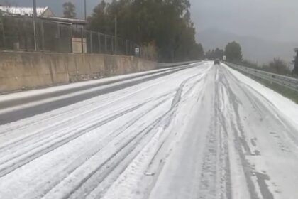 L'esordio della primavera non ha portato solo il maltempo in provincia di Palermo (dove oggi, 27 marzo, vige l'allerta gialla), ma ha segnato anche il ritorno del freddo pungente. L'atmosfera nei giorni chiamati "della vecchia" è tipicamente invernale, come testimoniano i numerosi scatti che fin dalle prime luci dell'alba circolano sui social. Tra questi spicca l'immagine condivisa da Piero Lo Mauro, che ritrae una Petralia Soprana completamente imbiancata.
