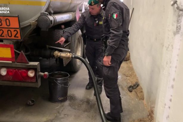 Chiamavano gasolio quello che sulla carta era "liquido bio anticorrosivo". Un trucco semplice, ma redditizio: 400mila litri di carburante importati dall'Est Europa senza pagare un centesimo di accise, facendoli passare per un prodotto esente da imposte. A smontare il meccanismo sono stati i finanzieri del Nucleo di Polizia Economico-Finanziaria della Guardia di Finanza di Catania, che su disposizione della Procura etnea hanno eseguito misure cautelari nei confronti di cinque persone, tra cui un imprenditore di Adrano.