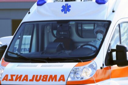 Violento incidente stradale questa mattina all'alba in corso Finocchiaro Aprile, a Palermo, nelle vicinanze del palazzo di giustizia. Un conducente ha perso il controllo del proprio veicolo finendo contro alcune vetture in sosta. Il bilancio parla di quattro automobili danneggiate e tre persone rimaste ferite, tutte trasportate al pronto soccorso per le cure necessarie.