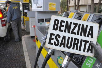 Il cartello c'è, la benzina no. Succede sempre più spesso: ci si ferma al distributore, si allunga lo sguardo verso le pompe e quel foglio A4 appiccicato con lo scotch dice tutto. "Benzina esaurita." Due chilometri più avanti, un impianto di un grande marchio ha le pompe libere — ma il prezzo è 10-12 centesimi più alto al litro. Si paga, si riparte, si impreca.