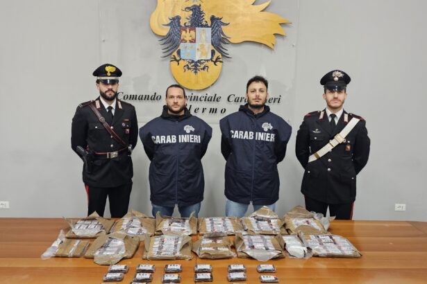 Arrestati padre e figlio con 20 kg di hashish in un doppio fondo nell'auto. Pistola e droga nell'ex scuola Libero Grassi