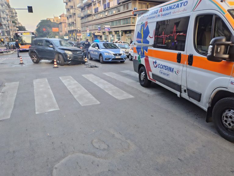 Suv si schianta con un’ambulanza: feriti in via Notarbartolo