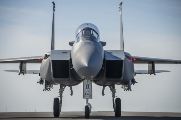 "Cacciabombardieri F-15 dell’U.S. Air Force sulla base americana in Sicilia" «I log e i tracciati radar dei siti internet che monitorano il traffico aereo globale mostrano che dalla base di Sigonella continuano a transitare - oltre a droni, aerei spia e cargo della U.S. Navy - anche cacciabombardieri F-15 dell’U.S. Air Force in configurazione tattica, cioè da combattimento. Uno è decollato ieri alle 10:23 (GSTDR43), un altro è decollato venerdì alle 14:54 (FFAB123) e riatterrato sempre a Sigonella alle 17:31. Rispondendo a una nostra interpellanza urgente nell’aula di Montecitorio, la sottosegretaria alla Difesa Isabella Rauti ha definito "ricostruzioni fantasiose" le nostre denunce di transito di cacciabombardieri F-15 americani in assetto da guerra nei giorni passati sulla base di Sigonella, dopo aver citato una nota di smentita dell’Aeronautica Militare. Noi prendiamo atto di questa smentita, ma chiediamo alla Difesa come essa si possa conciliare con queste informazioni che continuano a emergere. Chiediamo chiarezza rispetto a queste evidenze e pretendiamo rispetto perché le nostre denunce si basano su di esse non su fantasie». Lo dichiarano i parlamentari M5S della Commissione Difesa alla Camera, Arnaldo Lomuti, Marco Pellegrini e Mario Perantoni.