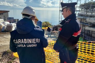 Proseguono i controlli dei Carabinieri del Gruppo Tutela Lavoro di Palermo, in sinergia con l'Arma territoriale, che hanno interessato i comuni di Palermo, Castelbuono, Villafrati, Partinico, Erice, San Vito Lo Capo, Castelvetrano, Castellamare del Golfo, Campofranco e Bivona, per verificare il rispetto delle normative giuslavoristiche e l’applicazione delle leggi in materia di salute e sicurezza nei luoghi di lavoro. A finire sotto la lente d'ingrandimento, nei giorni scorsi, sono state n.30 imprese operanti nel delicato settore dell’edilizia.