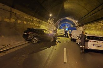 Maxi tamponamento in galleria sulla A20 tra Milazzo e Rometta: 10 mezzi coinvolti, traffico bloccato. Nessun ferito grave.