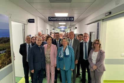 «L’inaugurazione di oggi restituisce alla piena funzionalità una delle strutture di emergenza-urgenza più grandi che abbiamo in Sicilia, uno dei 25 pronto soccorso che stiamo portando a compimento in un piano di riqualificazione mai visto prima, grazie all'impulso del presidente Schifani. Oggi ridiamo alla comunità circa 2000 metri quadrati di servizi completamente ristrutturati e innovati, punto di riferimento per un territorio molto più ampio della sola città di Palermo. Siamo in un contesto in cui dobbiamo integrarci con il resto della regione. Il presidio ospedaliero Cervello ha una grande storia, con ottime professionalità capaci di dare risposte anche a bisogni di alta complessità, arginando in maniera forte la domanda di sanità orientata verso alte regioni». Lo ha dichiarato l'assessore regionale alla Salute, Daniela Faraoni, partecipando all'inaugurazione del nuovo pronto soccorso dell’ospedale Cervello di Palermo, assieme al direttore generale dell’Azienda ospedaliera Villa Sofia - Cervello, Alessandro Mazzara.