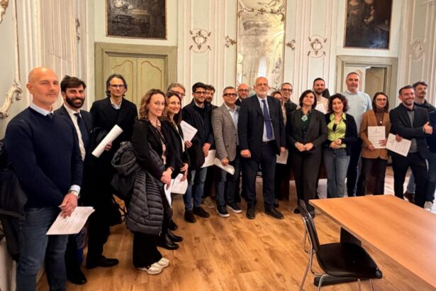 Prosegue il rafforzamento della macchina amministrativa del Comune di Palermo. Nella giornata di oggi sono stati firmati i contratti per 20 nuovi funzionari, tra profili legali e tecnici, reclutati attraverso graduatorie di altri enti pubblici.