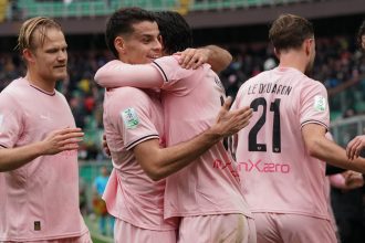 Il calcio siciliano sta attraversando una fase di profonda trasformazione, segnata da un ritrovato entusiasmo che coinvolge le principali piazze dell'isola. Dopo anni di sofferenze sportive e societarie, il panorama calcistico regionale sembra finalmente aver trovato la stabilità necessaria per ambire a traguardi prestigiosi. Questo cambiamento non è solo una questione di tifo o di passione popolare, ma il risultato di investimenti mirati e di una programmazione che sta attirando l'attenzione degli osservatori nazionali. La percezione del pubblico e degli addetti ai lavori si sta evolvendo rapidamente: oggi le analisi non si basano più solo sulla fede calcistica, ma su dati reali legati al rendimento sul campo e alla solidità dei club. Questo nuovo scenario influisce direttamente sulla stima delle probabilità e sulle quote calcio, che vedono le formazioni siciliane come serie candidate alla promozione nei rispettivi campionati, confermando un peso sportivo che la Sicilia non esercitava da oltre un decennio.