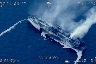 Una nave fantasma, lunga quasi tre campi da calcio, carica di gas naturale liquefatto e avvolta dalle fiamme, si muove senza controllo verso Lampedusa. È l'incubo che l'Italia si trova ad affrontare nelle ultime ore.