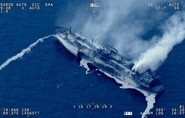 Una nave fantasma, lunga quasi tre campi da calcio, carica di gas naturale liquefatto e avvolta dalle fiamme, si muove senza controllo verso Lampedusa. È l'incubo che l'Italia si trova ad affrontare nelle ultime ore.