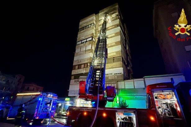 Palermo - Dalle ore 19.50 circa, diverse squadre dei Vigili del Fuoco sono intervenute a Palermo in via Caduti dell'8 Luglio 1960 per un incendio scoppiato in un appartamento situato all'ottavo piano di un edificio di nove piani. Il rogo è stato domato e ha coinvolto principalmente il balcone dell'unità abitativa e in parte gli ambienti interni. Nessuna persona è rimasta coinvolta. Le cause sono ancora in fase di accertamento.