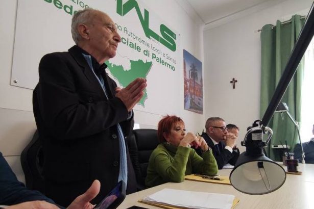 “Oggi in commissione Ambiente all’Ars era stata convocata un’audizione con i sindacati per un confronto sul tema delle proroghe dei circa cento precari dell’Arpa. Purtroppo prendiamo atto dell’assenza dell’assessore e del direttore generale dell’agenzia, circostanza che ci fa temere una scarsa sensibilità sul tema e la volontà di procedere con nuove assunzioni piuttosto che stabilizzare questi lavoratori con una professionalità già acquisita”. Lo scrive in una nota la Fials presente oggi all’Ars con il segretario regionale Sandro Idonea, il commissario di Palermo, Giuseppe Forte e il segretario aziendale Arpa, Antonio Notaro.