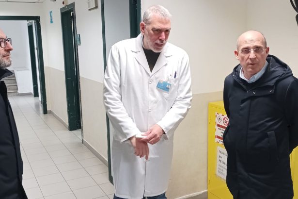 PALERMO 2 MARZO 2026 – L’Asp di Palermo introduce in forma sperimentale nei propri Pronto Soccorso “PS Tracking”, il sistema digitale che consente di seguire in tempo reale il percorso assistenziale del paziente direttamente da smartphone o da casa. L’applicativo, sviluppato dall’ASP di Siracusa, permette – previo consenso – di accedere tramite link e token alle informazioni relative al codice di priorità assegnato al triage, alle prestazioni effettuate e agli eventuali esami diagnostici. Il servizio non è attivo per i pazienti minorenni, per i codici rossi e per i percorsi rosa dedicati alle vittime di violenza.