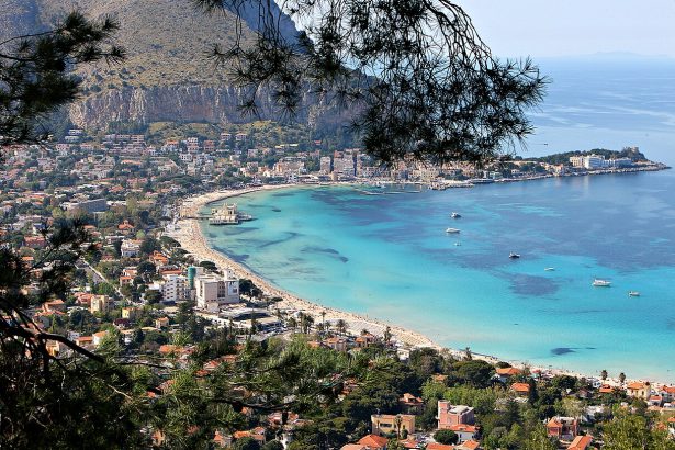 La nuova stagione balneare di Mondello potrebbe aprirsi con un volto radicalmente diverso. Il piano della Regione è ormai definito nelle linee principali: suddividere l’area finora gestita dalla Italo Belga in almeno otto lotti da mille metri quadrati ciascuno, destinati a concessioni brevi per mini stabilimenti, lasciando però una porzione significativa di arenile completamente libera.