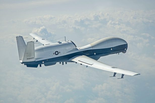 Usa-Iran, ultimatum in scadenza: drone MQ-4C Triton decolla da Sigonella Il conto alla rovescia è quasi terminato e l'attenzione di Washington è concentrata sui nodi vitali dell'economia e della difesa iraniana. Nelle ore che precedono la scadenza ufficiale dell'ultimatum lanciato dall'amministrazione Trump a Teheran, prevista per stasera, l'esercito statunitense ha schierato sul campo le sue principali risorse di sorveglianza. Un fatto confermato dai dati di tracciamento aereo, che permettono di ricostruire la rotta di una missione ISR (Intelligence, Surveillance, Reconnaissance) altamente strategica proprio nel cuore del Golfo Persico.
