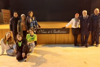 Solidarietà e tradizione al carcere Pagliarelli di Palermo: lo chef Nino u' Ballerino cucina per oltre 1600 persone fra detenuti, familiari e lavoratori del carcere Nella giornata di martedì 24 marzo, i sapori e i profumi inconfondibili dello street food palermitano hanno varcato le mura della Casa Circondariale "Antonio Lorusso" (Pagliarelli). Il celebre chef Nino u' Ballerino, istituzione della gastronomia locale, ha portato la sua arte culinaria all'interno dell'istituto penitenziario per regalare una giornata di condivisione e normalità.