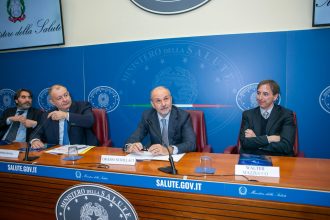 In Sicilia la sopravvivenza a 5 anni dalla diagnosi per tutti i tumori maligni risulta in miglioramento (+1,78% per anno nei maschi e +0,57% nel sesso femminile). Tuttavia, si conferma sia il divario di sopravvivenza a 5 anni dalla diagnosi nei due sessi (63.4% nelle donne rispetto al 57.7% negli uomini) che il divario geografico col Centro-Nord (circa -5%). Sono alcuni dei dati epidemiologici presentati presso il Ministero della Salute dall’Associazione Italiana dei Registri Tumore (AIRTUM).