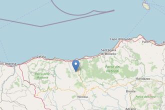 Risveglio brusco per gli abitanti di Mistretta, dove una breve ma nitida sequenza sismica ha interessato il sottosuolo nelle prime ore di oggi. Nel giro di pochi minuti, tra le 5.17 e le 5.20 del mattino, i sismografi dell’INGV hanno registrato tre diverse vibrazioni che hanno messo in allerta la comunità locale.