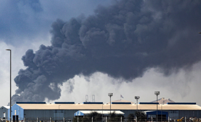 Mentre i cieli degli Emirati Arabi Uniti si riempiono di boati e i sistemi di difesa intercettano missili iraniani, una ragazza palermitana di 29 anni sceglie di non restare a guardare. Giorgia Accolla, imprenditrice, vive con il compagno in un emirato a circa cinquanta minuti d'auto da Dubai. E quando lo spazio aereo si è chiuso e i voli sono stati cancellati a migliaia, lasciando a terra decine di migliaia di italiani nel panico, lei ha fatto una cosa semplice: ha aperto la porta di casa. Dentro ci sono entrati in quattordici.