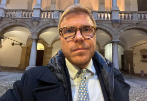 "Oggi sono nelle condizioni di dimostrare che il presidente della Regione Renato Schifani non voleva assolutamente revocare questa concessione all'Italo-Belga: davanti alle telecamere ha detto una cosa e poi, sostanzialmente all'interno dei palazzi della Regione, ne ha detta un'altra. Ovviamente invito il presidente Schifani a querelarmi per diffamazione."