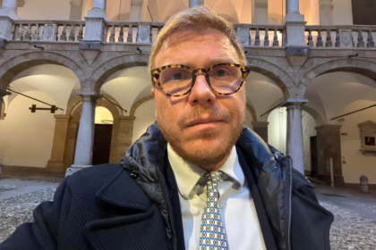 "Oggi sono nelle condizioni di dimostrare che il presidente della Regione Renato Schifani non voleva assolutamente revocare questa concessione all'Italo-Belga: davanti alle telecamere ha detto una cosa e poi, sostanzialmente all'interno dei palazzi della Regione, ne ha detta un'altra. Ovviamente invito il presidente Schifani a querelarmi per diffamazione."
