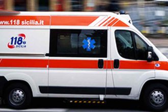 Paura in cantiere: cedimento improvviso, operai cadono nel vuoto Tre operai sono rimasti feriti questa mattina a Camastra durante un intervento in un cantiere privato situato in via Giovanni XXIII. L'incidente si è verificato mentre gli operai erano impegnati in attività su una piattaforma aerea.