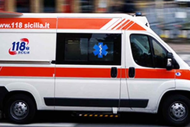 Paura in cantiere: cedimento improvviso, operai cadono nel vuoto Tre operai sono rimasti feriti questa mattina a Camastra durante un intervento in un cantiere privato situato in via Giovanni XXIII. L'incidente si è verificato mentre gli operai erano impegnati in attività su una piattaforma aerea.