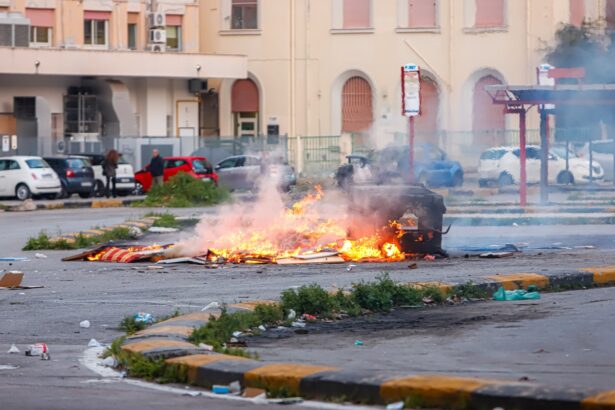 Cinquanta persone contro i vigili del fuoco allo Zen mentre spengono le vampe: 5 in ospedale Vigili del fuoco aggrediti allo Zen 2 durante le vampe di San Giuseppe: 5 feriti, 40 interventi e auto in fiamme a Palermo.