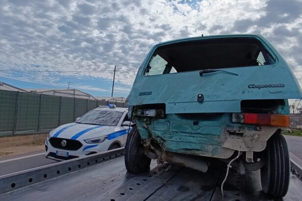 Schianto terribile sulla statale 115, muore a 46 anni incastrato nelle lamiere Incidente mortale sulla SS115 a Vittoria: Dimiter Goga, 46 anni, muore nello scontro tra due auto. Strada chiusa.