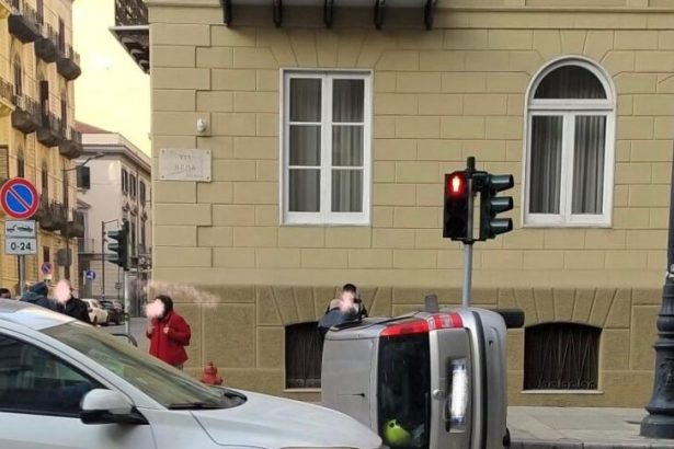 Un'auto si è ribaltata questa mattina in via Roma, a Palermo, all'incrocio con via Mariano Stabile. L'incidente ha mandato in tilt la circolazione in uno dei tratti più trafficati del centro del capoluogo siciliano.