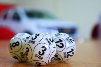 Le sale bingo in Sicilia non sono soltanto luoghi di gioco: rappresentano uno spaccato sociale, economico e culturale che non sembra essersi trasformato alla stessa velocità dell’intero comparto del gioco d’azzardo. Il settore continua a muovere miliardi di euro ogni anno, con un mercato sempre più polarizzato tra esperienza tradizionale e digitale e un aumento delle possibilità a disposizione dei giocatori.