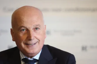 La Procura di Palermo ha disposto perquisizioni nelle abitazioni e negli uffici di Salvatore Iacolino, direttore generale del Policlinico di Messina ed ex eurodeputato del Pdl. Il manager è indagato per concorso esterno in associazione mafiosa e corruzione aggravata nell’ambito di un’inchiesta della Direzione distrettuale antimafia.