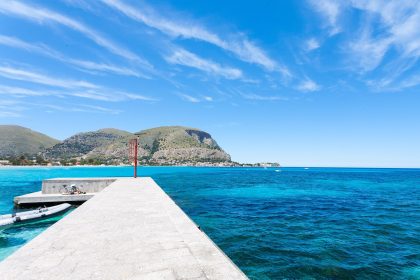Mondello valica i confini nazionali, ma questa volta la cronaca non riguarda solo il suo fascino balneare. La spiaggia simbolo di Palermo ha conquistato l'apertura della sezione "World" del The Guardian: lo storico quotidiano britannico ha dedicato un ampio approfondimento alla recente revoca di una concessione demaniale centenaria, motivata da presunti intrecci con la criminalità organizzata.