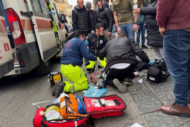 Investito da uno scooter a Paternò, muore dopo giorni di ricovero: aveva 76 anni Non ce l'ha fatta Francesco Isaia, 76 anni, investito da uno scooter nella giornata di lunedì. L'uomo è deceduto nel tardo pomeriggio di ieri all'ospedale Cannizzaro di Catania, dove era stato ricoverato in condizioni disperate dopo un violento impatto che gli aveva causato un grave trauma cranico.