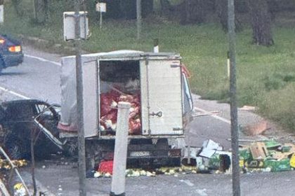 Un grave incidente stradale si è verificato nelle scorse ore lungo la statale 410 “Di Naro”, al km 14,432. Lo scontro, avvenuto nel tratto tra la caserma dei Carabinieri di Naro e il bivio per la statale Naro-Agrigento, ha coinvolto un furgone carico di frutta e un’auto con cinque persone a bordo.