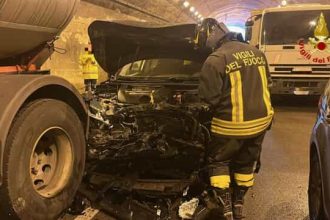 Aggiornamento shock sulla A20: 80 veicoli coinvolti nel tamponamento a Villafranca. Autostrada chiusa, segui i soccorsi.