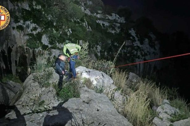 Un passo di troppo verso le cascate, e il torrente Frattina lo ha intrappolato su un masso nel mezzo dell'alveo. È finita bene, ma per qualche ora la situazione è stata tutt'altro che tranquilla. Un escursionista palermitano è rimasto bloccato in piena corrente alle Gole del Drago, nel territorio di Corleone, salvato dai tecnici del Soccorso Alpino e Speleologico Siciliano grazie a una teleferica allestita direttamente sul torrente in piena.