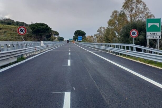 Questa mattina, in anticipo rispetto all’esodo pasquale, Anas ha completato i lavori ai giunti di dilatazione e alla pavimentazione dei viadotti Cubo e Perriera, lungo l’autostrada A19 in direzione Palermo, nel territorio di Casteldaccia (Pa). I lavori erano partiti lo scorso 24 febbraio. Ultimato il cantiere, cessa anche il temporaneo doppio senso di marcia fra i km 9,350 e 10,100 della carreggiata in direzione Catania. Una condizione che agevolerà fortemente gli spostamenti dell’utenza durante le vacanze di Pasqua, scongiurando il rischio di eventuali code e rallentamenti.