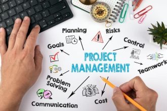Entrare in una riunione di avanzamento progetto significa assistere a un piccolo esercizio di equilibrio, dove si intersecano tempi che scorrono, budget da presidiare, team eterogenei da coordinare, obiettivi da tenere fermi anche quando il contesto cambia.