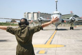 L'Italia ha detto no agli Stati Uniti sull'utilizzo della base di Sigonella. L'episodio si è verificato alcuni giorni fa, ma la notizia è rimasta riservata fino alla rivelazione del Corriere della Sera. A gestire la situazione è stato il Capo di Stato Maggiore della Difesa, Luciano Portolano, che ha contattato direttamente il ministro della Difesa Guido Crosetto per riferirgli l'accaduto e concordare una decisione destinata ad avere ripercussioni sui rapporti diplomatici tra Roma e Washington.