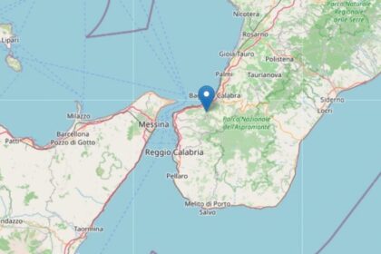 Una scossa di terremoto di magnitudo 3.1 ha colpito nella notte la provincia di Reggio Calabria, con epicentro a 4 chilometri a nord-est del comune di San Roberto. Il sisma è stato registrato dai sismografi dell'INGV alle ore 05:58 di lunedì 30 marzo 2026 e avvertito distintamente dalla popolazione in molte zone della Calabria.