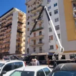 Tragedia in via Ruggero Marturano a Palermo. Due operai sono caduti da una gru e sono morti. I lavoratori sono caduti dal carrello che si è ribaltato. Nell'incidente è rimasto ferito anche un dipendente del negozio di pneumatici Gammicchia. Il cestello su cui stavano lavorano gli operai deceduti è caduto finendo sulla tettoia del gommista e ha colpito anche il lavoratore dell'esercizio commerciale. Gli operai stavano lavorando alla ristrutturazione del palazzo. Sarebbero caduti dal decimo piano. Stanno intervenendo i vigili del fuoco, i sanitari del 118 e gli agenti della polizia.